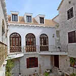 לינה וארוחת בוקר Palace Derossi 3*