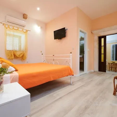 Palace Derossi 3* Trogir