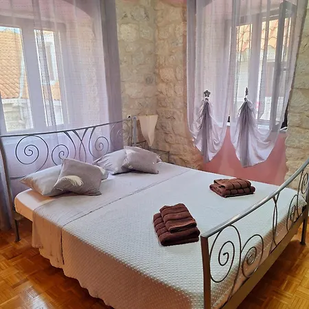 Palace Derossi Bed and Breakfast Τρογκίρ