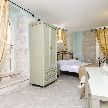 Palace Derossi 3* Τρογκίρ