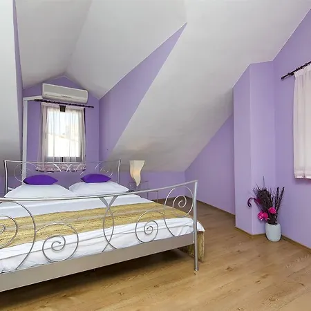 Palace Derossi Bed and Breakfast Τρογκίρ