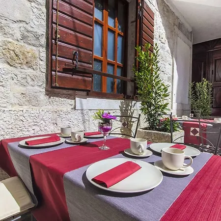 Palace Derossi 3* Τρογκίρ