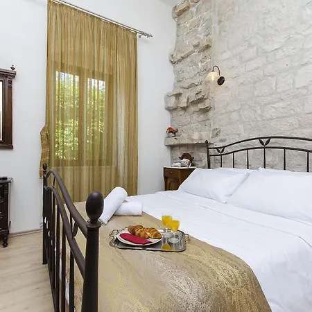 Couette-café Palace Derossi 3*