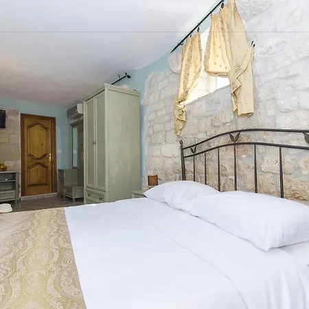Couette-café Palace Derossi Trogir