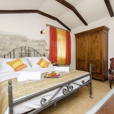 Couette-café Palace Derossi Trogir