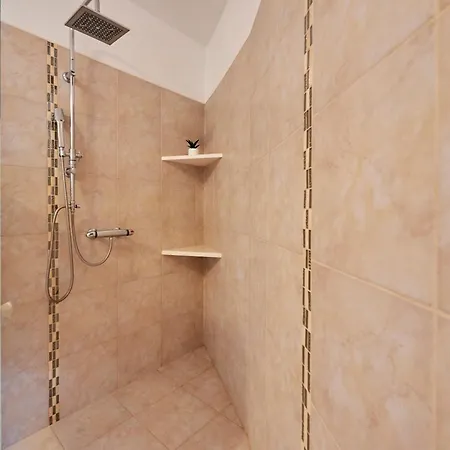 Palace Derossi トロギール