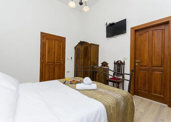 Palace Derossi 3* Trogir