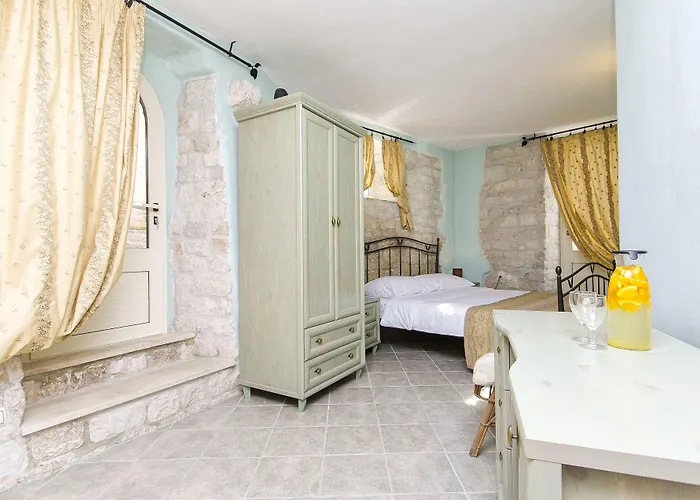 Palace Derossi 3* Trogir