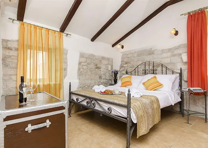 Palace Derossi 3* Trogir