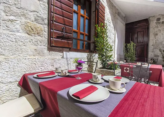 Palace Derossi 3* Trogir