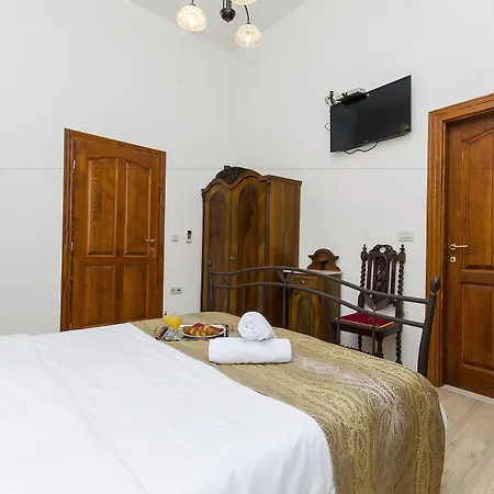 Palace Derossi 3* טרוגיר