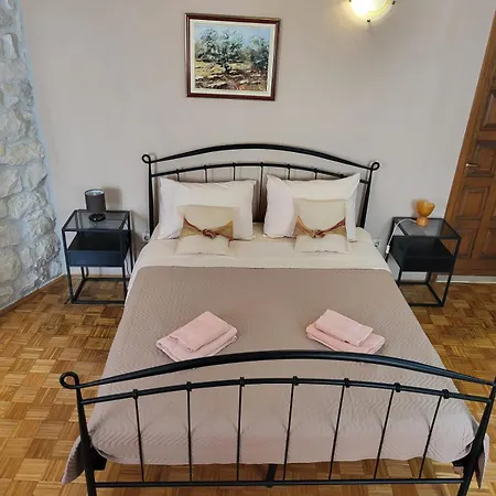 Palace Derossi 3* Trogir