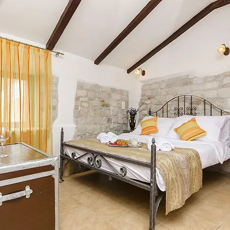 Palace Derossi 3* טרוגיר