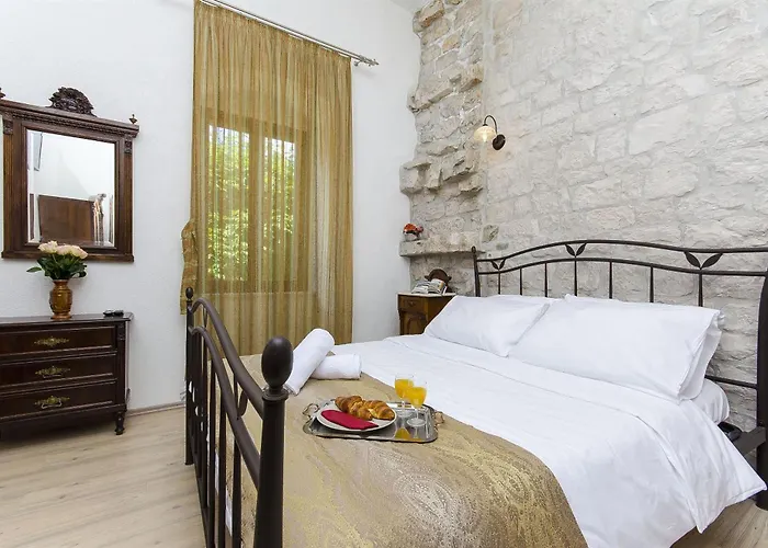 Couette-café Palace Derossi 3*