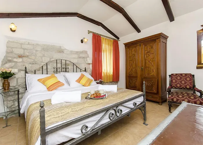 Couette-café Palace Derossi Trogir