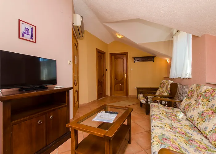 Palace Derossi 3* Trogir