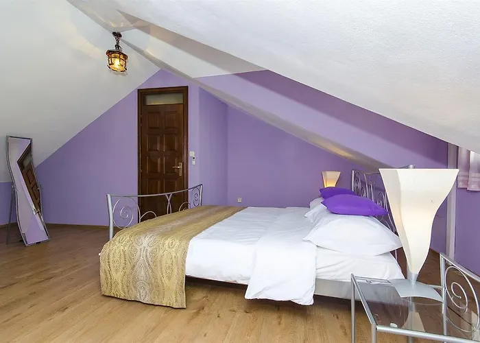 Couette-café Palace Derossi Trogir