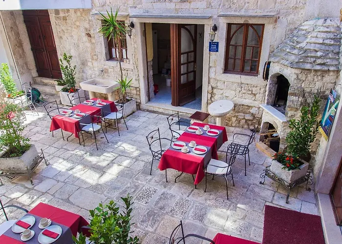 Palace Derossi 3* Trogir